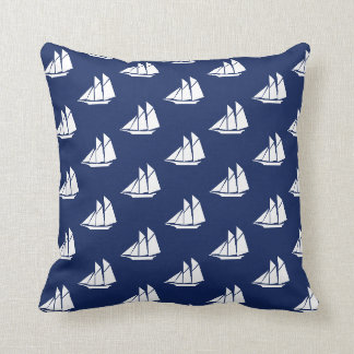 Elegant nautisch zeiljachtpatroon op blauw kussen