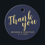 Elegant Navy Blauw en Gouden Bruiloft Dank u Bedankjes Labels<br><div class="desc">Bruiloft dank u Favor Tags functie titel "Thank You" in goud modern script lettertype met naam en datum in moderne sans serif lettertype op navy blauwe achtergrond. Let op: De folie details worden gesimuleerd in de illustratie. Bij de vervaardiging van dit product wordt geen werkelijke folie gebruikt.</div>