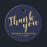 Elegant Navy Blauw en Gouden Bruiloft Dank u Bedankjes Labels<br><div class="desc">Bruiloft dank u Favor Tags functie titel "Thank You" in goud modern script lettertype met naam en datum in moderne sans serif lettertype op navy blauwe achtergrond. Let op: De folie details worden gesimuleerd in de illustratie. Bij de vervaardiging van dit product wordt geen werkelijke folie gebruikt.</div>
