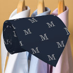 Elegant Navy blauw grijs monogram gepersonaliseerd Stropdas<br><div class="desc">Pas de tekst aan en creëer gemakkelijk uw gepersonaliseerde stropdas. Klik op ONTWERP BEWERKEN en klik vervolgens op ACHTERGROND om de achtergrondkleur te wijzigen. U kunt dit ontwerp overbrengen naar andere Zazzle-producten en aanpassen aan de meeste Zazzle-items. Dank u voor het kiezen van onze design en stoppen door de Standard...</div>