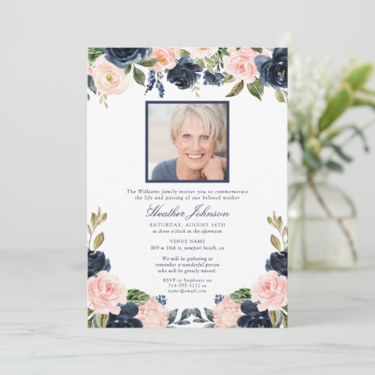 Elegant Navy Blue Blush Waterverf Floral Funeral Kaart (Staand voorkant)