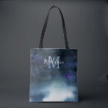 Elegant Navy Blue Bridal Party Monogram Tote Bag<br><div class="desc">Elegante gepersonaliseerde canvas tas om je bruidsmeisjes cadeau te doen. Het is een mooi abstract waterverf schilderij in marineblauw ombre met aangepaste naam en initiaal. De naam is geschreven in modern scriptlettertype. Een geweldig cadeau voor je bruidsmeisjes dat ze niet alleen op je trouwdag kunnen gebruiken, maar voor dagelijks gebruik!...</div>