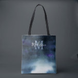 Elegant Navy Blue Bridal Party Monogram Tote Bag<br><div class="desc">Elegante gepersonaliseerde canvas tas om je bruidsmeisjes cadeau te doen. Het is een mooi abstract waterverf schilderij in marineblauw ombre met aangepaste naam en initiaal. De naam is geschreven in modern scriptlettertype. Een geweldig cadeau voor je bruidsmeisjes dat ze niet alleen op je trouwdag kunnen gebruiken, maar voor dagelijks gebruik!...</div>