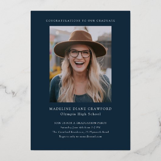 Elegant Navy Blue en Gold Photo Afstuderen Folie Uitnodiging (Achterkant)