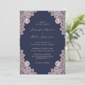 Elegant Navy Blue en Roos Gold Wedding Invitation Kaart (Staand voorkant)