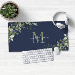 Elegant Navy Blue Eucalyptus Botanical Monogram Bureaumat<br><div class="desc">Elegante Eucalyptus Botanical Monogram Desk Mat Muismat met een marineblauwe achtergrond met onze heerlijke salie eucalyptus groen en moderne typografie voor uw monogram. Gemakkelijk aan te passen met uw informatie voor een gewoon heerlijk oplader pad. Neem contact met ons op via cedarandstring@gmail.com als u hulp nodig hebt bij het ontwerp...</div>