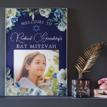 Elegant Navy Blue Floral Foto Bat Mitzvah Welkom Poster<br><div class="desc">Mooie witte pony bloemen en groene waterverf bladeren vormen een elegante grens aan dit marinesolf Bat Mitzvah welkom poster. De naam van je dochter staat op haar foto op dit partijdecor in een chic, witte kalligrafie boven haar foto voor een joodse familie die een meisje viert dat naar de Torah...</div>
