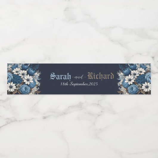 Elegant Navy Blue Floral Wedding Waterfles Etiket (Enkel label)