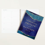 Elegant Navy Blue & Gold Agate Wedding Planner<br><div class="desc">Maak je klaar voor je grote dag in stijl met deze elegante en zeer trendy weddingplanner. Het ontwerp is gemakkelijk te personaliseren met uw eigen namen en trouwdatum en u kunt al uw ontwerpideeën, belangrijke huwelijksinformatie en veel veiliger samen in deze gepersonaliseerde planner houden. Overeenkomende bruidsartikelen zijn te vinden in...</div>