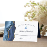 Elegant Navy Blue Gold Bar Mitzvah Place Card Plaatskaartje<br><div class="desc">Elegante marineblauw en gouden agaat versiert de zijkant van deze moderne Bar Mitzvah receptie gevouwen plaatskaart. De naam van je zoon is geschreven in een prachtig cursief schrift onder de Davidster. Perfect voor een chique, stijlvolle Joodse familie die viert dat hun jongen wordt geroepen tot de Thora. Pas deze plaatskaarten...</div>