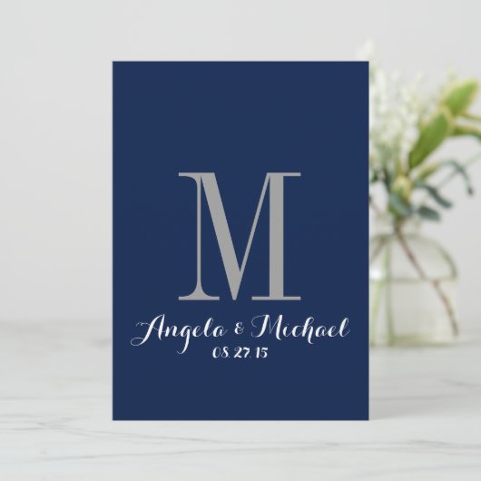 Elegant Navy Blue Monogram Wedding Invitation Kaart (Staand voorkant)