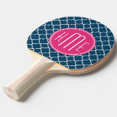 Elegant Navy Blue Quatrefoil met roze Monogram Tafeltennisbatje (Voorkant Gekanteld)