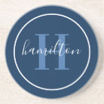 Elegant Navy Blue Round Custom Monogram Initiaal Zandsteen Onderzetter<br><div class="desc">Het Elegant ronde gepersonaliseerde ontwerp van het onderzetter van de drink van de drank kenmerkt een klassiek initiaal van de douanesusserif in dusty blauw met uw achternaam/achternaam in modern wit kalligrafiemanuscript tegen een jaloerse achtergrond. Een eenvoudige witte cirkel lijst het ontwerp. Het kleurenschema kan worden aangepast om perfect met uw...</div>