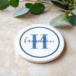 Elegant Navy Blue Round Custom Monogram Initiaal Zandsteen Onderzetter<br><div class="desc">Het Elegant ronde gepersonaliseerde onderzetter van de drink van de drank kenmerkt een klassiek initiaal van de douanesusserif monogram in stoffig blauw met uw familienaam/achternaam in het moderne blauw van de marine calligrafiemanuscript tegen een schone witte achtergrond. Een simpele blauwachtige cirkel lijst het ontwerp. Het kleurenschema kan worden aangepast om...</div>