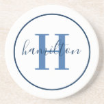 Elegant Navy Blue Round Custom Monogram Initiaal Zandsteen Onderzetter<br><div class="desc">Het Elegant ronde gepersonaliseerde onderzetter van de drink van de drank kenmerkt een klassiek initiaal van de douanesusserif monogram in stoffig blauw met uw familienaam/achternaam in het moderne blauw van de marine calligrafiemanuscript tegen een schone witte achtergrond. Een simpele blauwachtige cirkel lijst het ontwerp. Het kleurenschema kan worden aangepast om...</div>