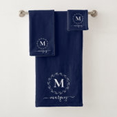 Elegant Navy Blue White Botanical Wreatmonogram Bad Handdoek (Insitu)