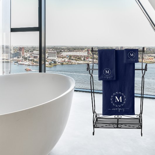 Elegant Navy Blue White Botanical Wreatmonogram Bad Handdoek