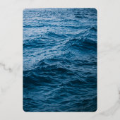 Elegant Navy Blue Zee Waves Zomerbruiloft Folie Uitnodiging (Achterkant)