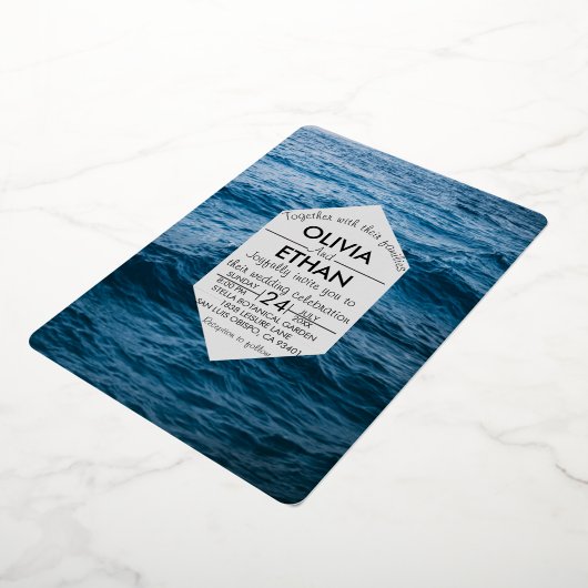 Elegant Navy Blue Zee Waves Zomerbruiloft Folie Uitnodiging (Gedraaid)