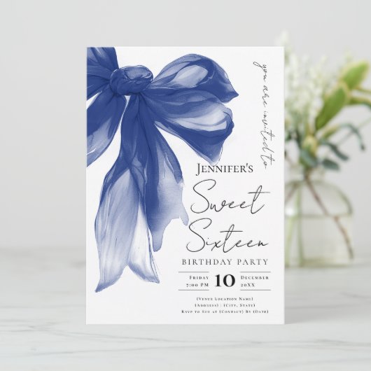 Elegant Navy Bow Coquette Script Sweet 16 Party Kaart (Staand voorkant)