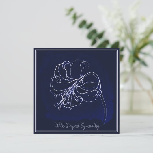 Elegant Navy Dark Blue & White Lily Sympathcard (Staand voorkant)