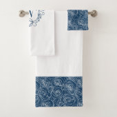 Elegant Navy Floral Monogram Bad Handdoek (Insitu)