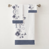 Elegant Navy Monogrammed Bad Handdoek (Insitu)