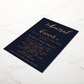 Elegant Navy Roos Gold Script Rehearsal Dinner Folie Uitnodiging (Gedraaid)