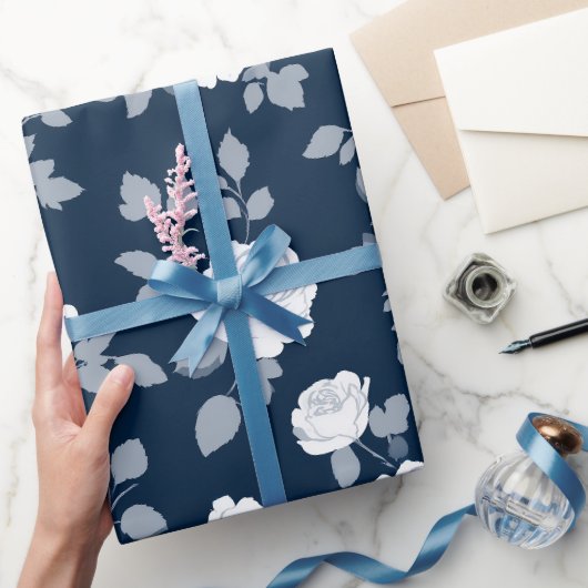 Elegant Navy Roos Witte Bloemmotief Cadeaupapier (Geschenken)