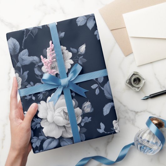 Elegant Navy Roos Witte Bloemmotief Cadeaupapier (Geschenken)