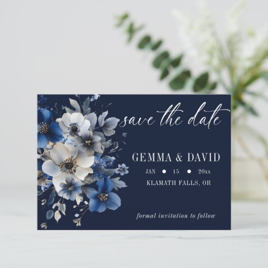 Elegant Navyblauw en Zilveren Bloemen Bruiloft Save The Date (Staand voorkant)