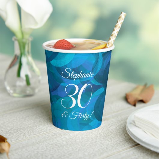 Elegant Ocean Blue 30 en Flirty Birthday Party Papieren Bekers (Insitu)