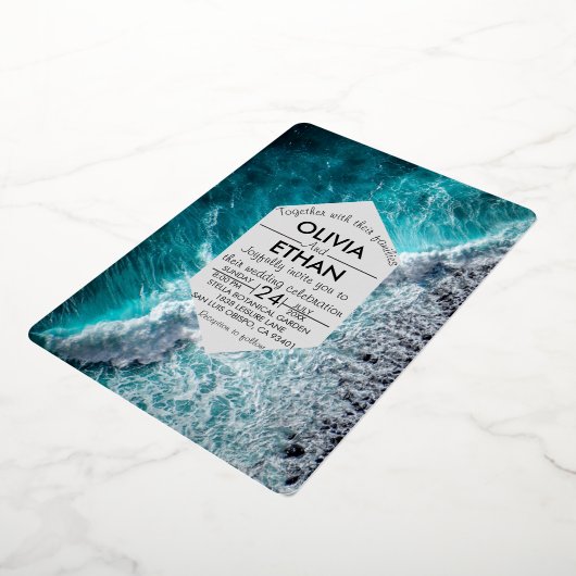 Elegant oceanische blauwe golven Weddenschap Folie Folie Uitnodiging (Gedraaid)