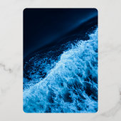 Elegant oceanische blauwe golven Weddenschap Folie Folie Uitnodiging (Achterkant)