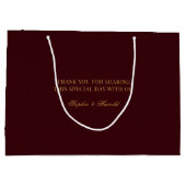 Elegant Old Money Burgundy Gold Monogram Wedding Groot Cadeauzakje (Achterkant)