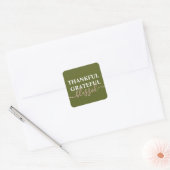 Elegant olijfgroen dankbaar gezegend vierkante sticker (Envelop)