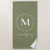 Elegant Olijfgroen gepersonaliseerd krans monogram Strandlaken (Voorkant)