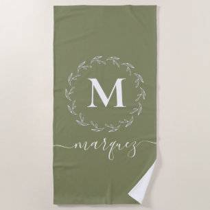 Elegant Olijfgroen gepersonaliseerd krans monogram Strandlaken