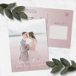 Elegant Ombre Dusty Mauve Wedding Photo Overlay Briefkaart<br><div class="desc">Elegant Ombre Dusty Mauve Wedding Photo Overlay bedankt jullie Briefkaarten. Deze moderne bruiloft of om het even welke gebeurtenis Dank u het ontwerp van het Briefkaart is eenvoudig en minimaal met een ombre kleurengradiënt langzaam verdwijnen en trendy het manuscriptdoopvonten van de handtekeningskalligrafie. Voeg uw foto van het huwelijk van de...</div>