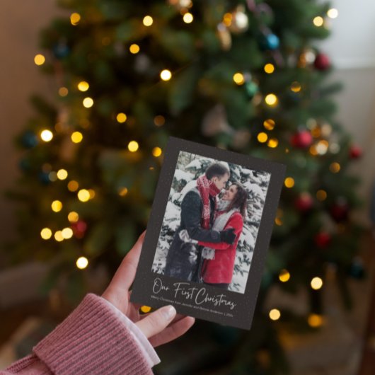 Elegant ons eerste kersthuwelijk met sneeuwvlokken feestdagenkaart