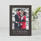 Elegant ons eerste kersthuwelijk met sneeuwvlokken feestdagenkaart (Staand voorkant)
