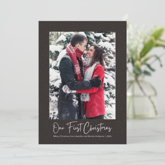 Elegant ons eerste kersthuwelijk met sneeuwvlokken feestdagenkaart (Staand voorkant)