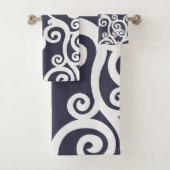 Elegant ontwerp, bloempatroon, marineblauw, wit bad handdoek (Insitu)