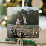 Elegant onze 1e verloofde kerstfoto Keepsake Metalen Ornament<br><div class="desc">Mooie minimalistische en moderne paar foto verloving kerst ornament. Eenvoudig en modern ontwerp met een volledige fotosjabloon. Pas dit cadeau aan met uw speciale verloving foto, jaar en naam / s. De foto heeft een overlay aan de onderkant om de elegante witte typografie "Engaged" te helpen opvallen. Perfect aandenken ornament...</div>