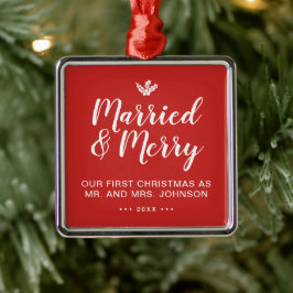 Elegant onze eerste kerst getrouwd en vrolijk rood metalen ornament