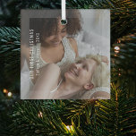 Elegant onze eerste kerstfoto glas ornament<br><div class="desc">Vier uw eerste Kerstmis samen met een elegante gepersonaliseerde glazen kerstboom decoratie! Dit prachtige ornament beschikt over uw favoriete foto en aangepaste tekst, gepersonaliseerd met uw beide namen en het speciale jaar. Geef je mantel een gepersonaliseerd tintje met een unieke en betekenisvolle decoratie die dient als een herinnering aan de...</div>