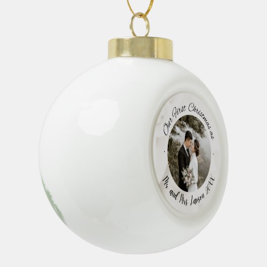 Elegant Onze eerste kersttrouwfoto Keramische Bal Ornament (Links)