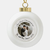 Elegant Onze eerste kersttrouwfoto Keramische Bal Ornament (Voorkant)