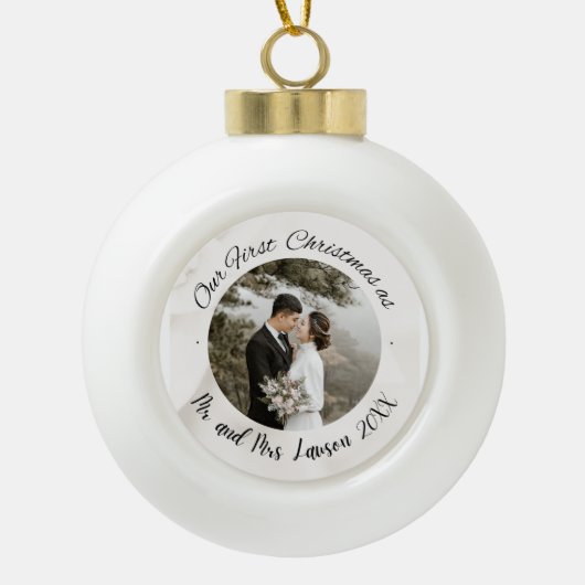 Elegant Onze eerste kersttrouwfoto Keramische Bal Ornament (Voorkant)