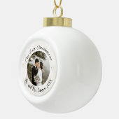 Elegant Onze eerste kersttrouwfoto Keramische Bal Ornament (Rechts)